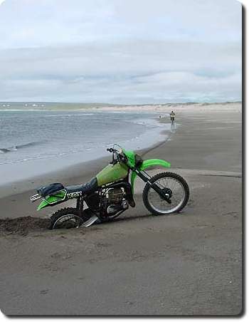 Ничего чрезвычайного тут не случилось. Просто я так ставлю мотоцикл на лайде. На песке  подножка не держит.